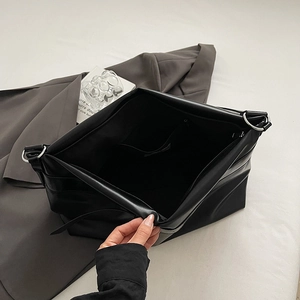 Vue de dessus de l'intérieur du grand cabas noir en cuir souple avec fermeture zippée