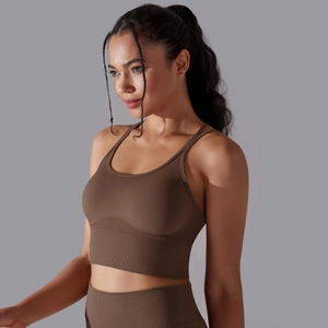 Détail du soutien-gorge de sport marron foncé avec large bande élastique côtelée