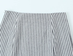 Détail de la taille avec rayures verticales et fermeture éclair invisible sur la jupe