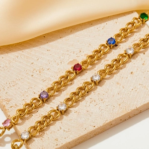 Bracelet chaîne cubaine en finition or 18 carats avec zircons cubiques multicolores