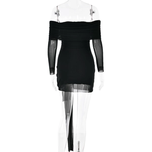 Vue détaillée de la texture en maille transparente et des fronces de la robe noire