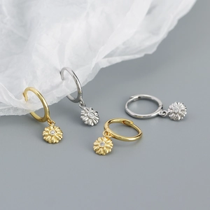 Detailed close-up of 925 sterling silver daisy flower hoop earrings in gold and silver