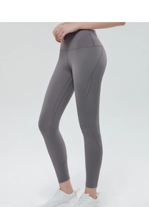 Dettaglio dei pantaloni da yoga a vita alta con inserti in mesh e cuciture laterali