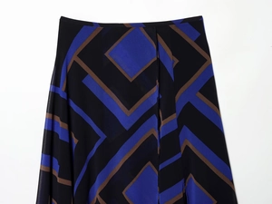 Dettaglio di gonna midi con motivo geometrico color-block in blu navy e marrone