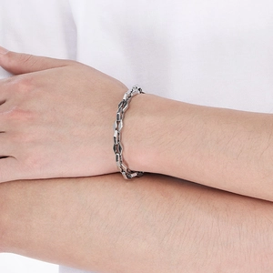 Bracelet gourmette épais en acier inoxydable argenté poli au poignet de style hip-hop