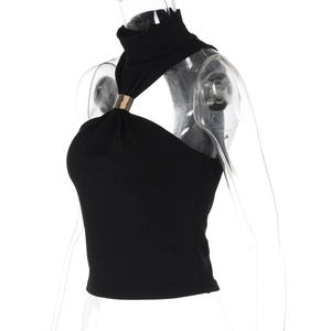 Détail du haut dos nu noir avec boucle anneau en métal doré sur un tissu extensible doux