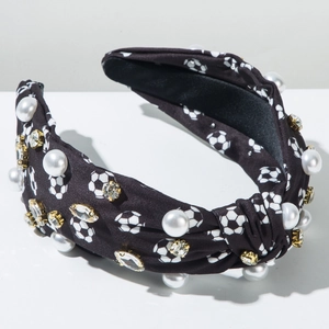 Détail d'un bandeau noué sport avec imprimé football, perles blanches et strass