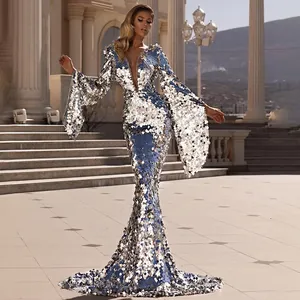 Robe de soirée à paillettes argentées avec décolleté en V profond et manches cloche élégantes