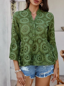 Détail de chemise verte brodée à col en V avec ourlet à volants étagés et boutonnage
