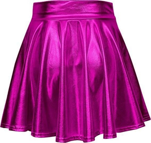 Detail van een magenta metallic geplooide minirok met hoge taille en glanzende coating