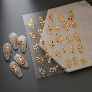 Autocollants 3D fleurs dorées pour ongles modèle Co-219 avec détails cristal