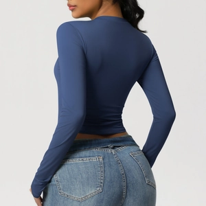 Vue arrière d'un crop top de sport bleu marine avec une coupe de compression ajustée