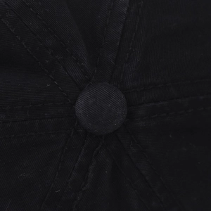 Macro-opname van katoenen twill textuur en bovenste knoopdetail van de zwarte pet