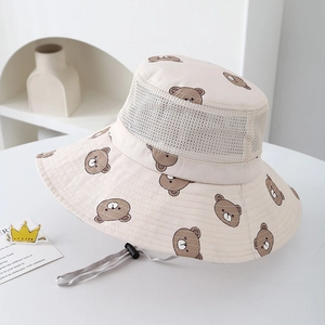 Détail du chapeau bob beige pour enfants avec oursons et bande en maille aérée
