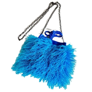 Bolso tipo cubo de piel sintética azul con cadena de metal negra y cierre de cordón