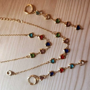Parure collier et boucles d'oreilles créoles avec pierres en cœur colorées
