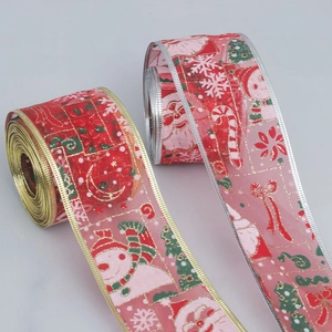 Détail du ruban de Noël rouge et rose en organza scintillant avec bord métallique