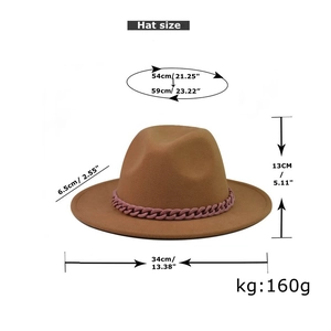 Chapeau fedora marron à large bord avec chaîne rose et mesures de taille
