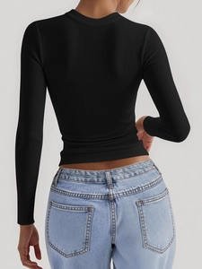 Vue arrière détaillée d'un crop top noir Y2K à manches longues en maille côtelée