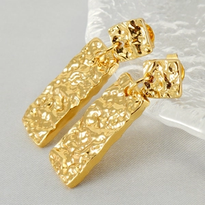 Orecchini a pendente in acciaio inossidabile dorato 18k con texture martellata
