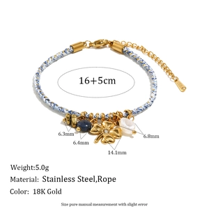 Detail von 18K Gold Kleeblatt-Anhänger mit blau-weißem Geflecht und Maßen
