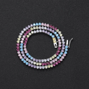 Bunte 3mm Tennis-Halskette mit Zirkonia-Steinen und silbernem Verschluss auf schwarzem Grund