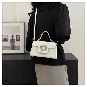 Détail du sac en cuir PU blanc avec boucle en strass étincelants et poignée supérieure fixe