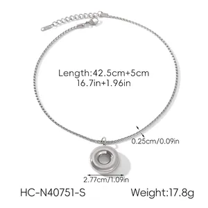Détail du pendentif donut argenté avec 2,77 cm de diamètre et finition polie