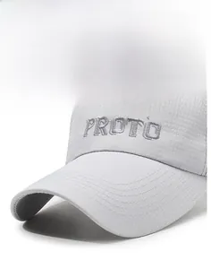 Dettaglio del cappellino da baseball in mesh grigio chiaro con ricami e trama in tessuto fine