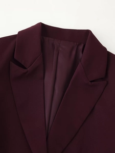 Detailansicht des weinroten Blazer-Revers mit hochwertiger Naht und glattem Futter