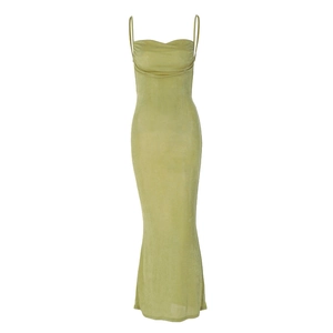 Détail de la robe moulante vert olive avec poitrine plissée et fines bretelles fines