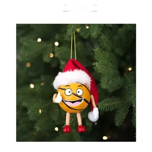 Simpatica decorazione da basket con cappello di Babbo Natale sull'albero
