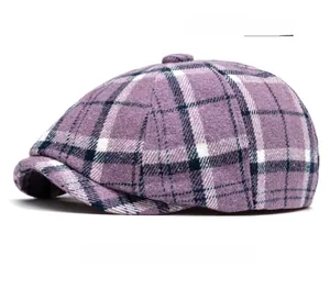 Dettaglio del cappello a quadri viola che mostra la trama del tessuto tweed e il motivo