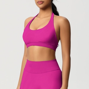 Détail de la brassière de sport dos nu et du legging sans couture rose magenta