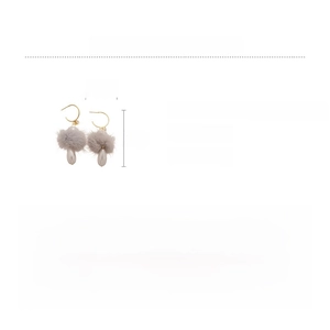 Détail de boucles d'oreilles perles en forme de goutte avec pompon gris et zircon