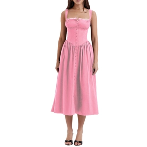 Vue détaillée d'une robe rose à fleurs avec boutons décoratifs sur mannequin