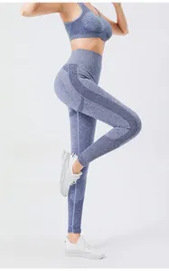Détail macro du tissu alvéolé sans couture sur le legging de sport bleu à taille haute