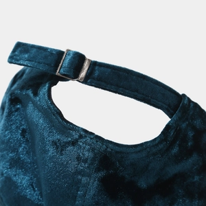 Détail de la boucle en métal réglable et du tissu velours brillant de cette casquette