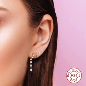 Elegant S925 sterling silver gold hoop earrings set with pearls for a minimalist style