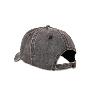 Dettaglio della fibbia in metallo e tessuto lavato vintage sul cappello da baseball