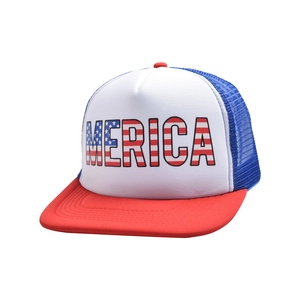 Dettaglio del cappello trucker con bandiera USA e stampa MERICA sulla parte anteriore