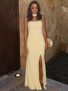 Elegantes trägerloses hellgelbes Maxikleid mit hohem Schlitz und passendem Choker-Halsband