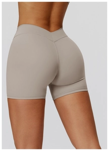 Detailansicht der taupefarbenen High-Waist-Yogashorts mit V-förmigem Rückbund-Design