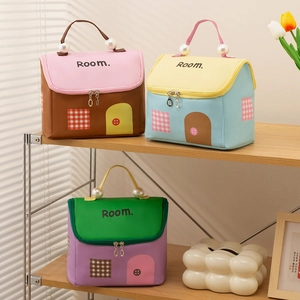 Simpatici beauty case in pelle a forma di casa con manici di perle e design colorato