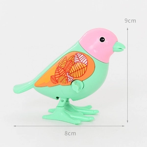 Vue détaillée du jouet oiseau mécanique vert avec dimensions 8cm par 9cm sur fond blanc