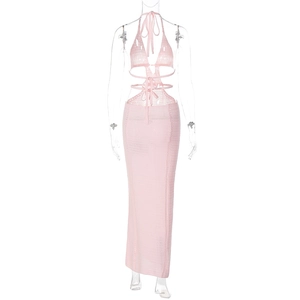 Dettaglio dell'abito rosa con scollo all'americana, top bikini a fascia e gonna lunga