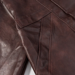 Gros plan détaillé sur la texture en similicuir marron foncé et les coutures de qualité