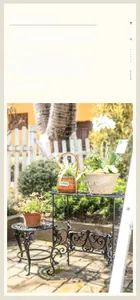 Detailansicht von schmiedeeisernen Blumenständern mit europäischen Ranken im Garten