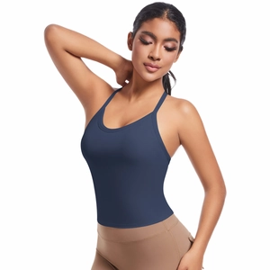 Détail des bretelles croisées et du tissu respirant de ce soutien-gorge de sport bleu