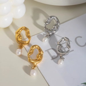 Boucles d'oreilles vintage en acier avec tourbillon évidé et perles d'eau douce bicolores
